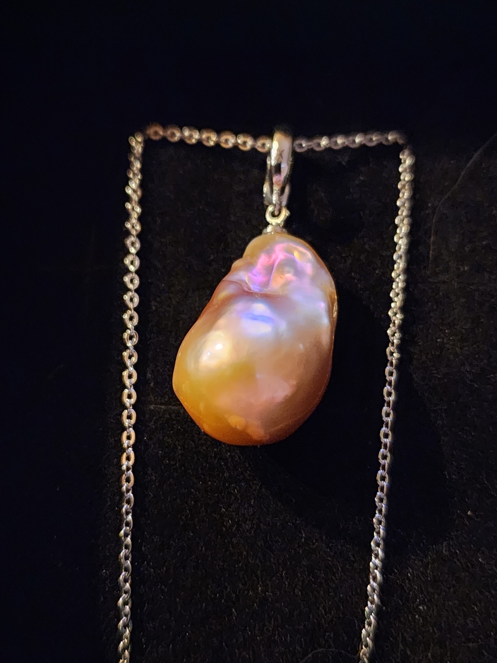 Baroque Pearl Pendant Necklace - Iridescent Peach Meas. Approx. 15x21 mm